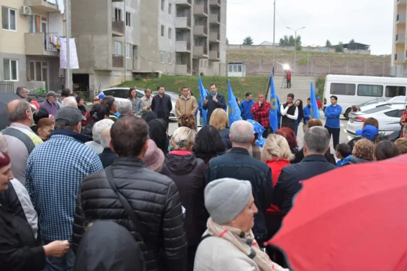 „ქართული ოცნების“ სამგორის რაიონის დელეგატი ვარლამ ლიპარტელიანი აფხაზეთიდან დევნილ ოჯახებს შეხვდა