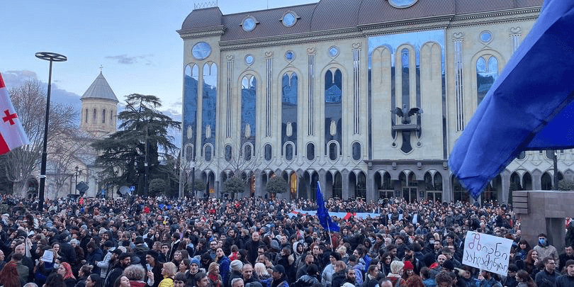 პარლამენტთან აქცია “კი ევროპას! არა რუსულ კანონს!“ მიმდინარეობს - რუსთაველის გამზირი გადაკეტილია