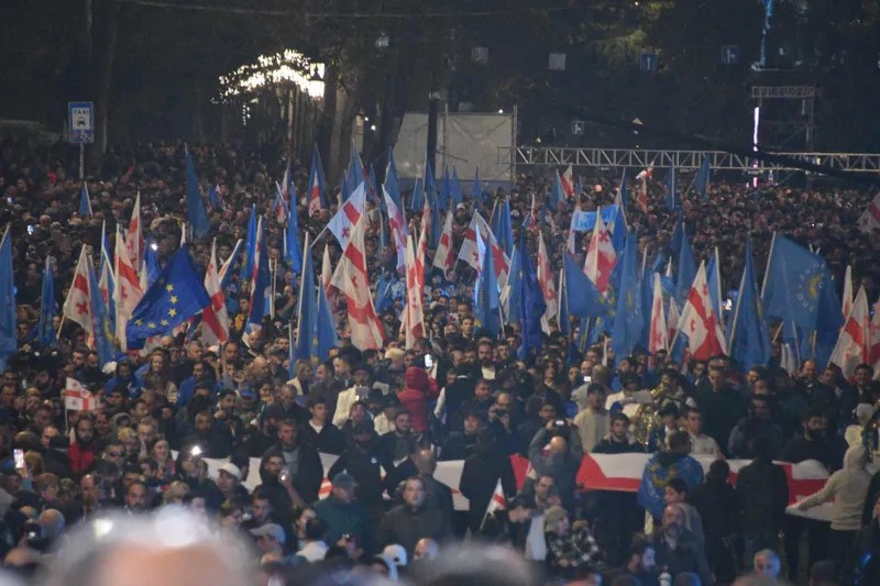 „თავისუფლების მოედანზე“ „ქართული ოცნების“ საარჩევნო კამპანიის დასკვნითი ღონისძიება მიმდინარეობს